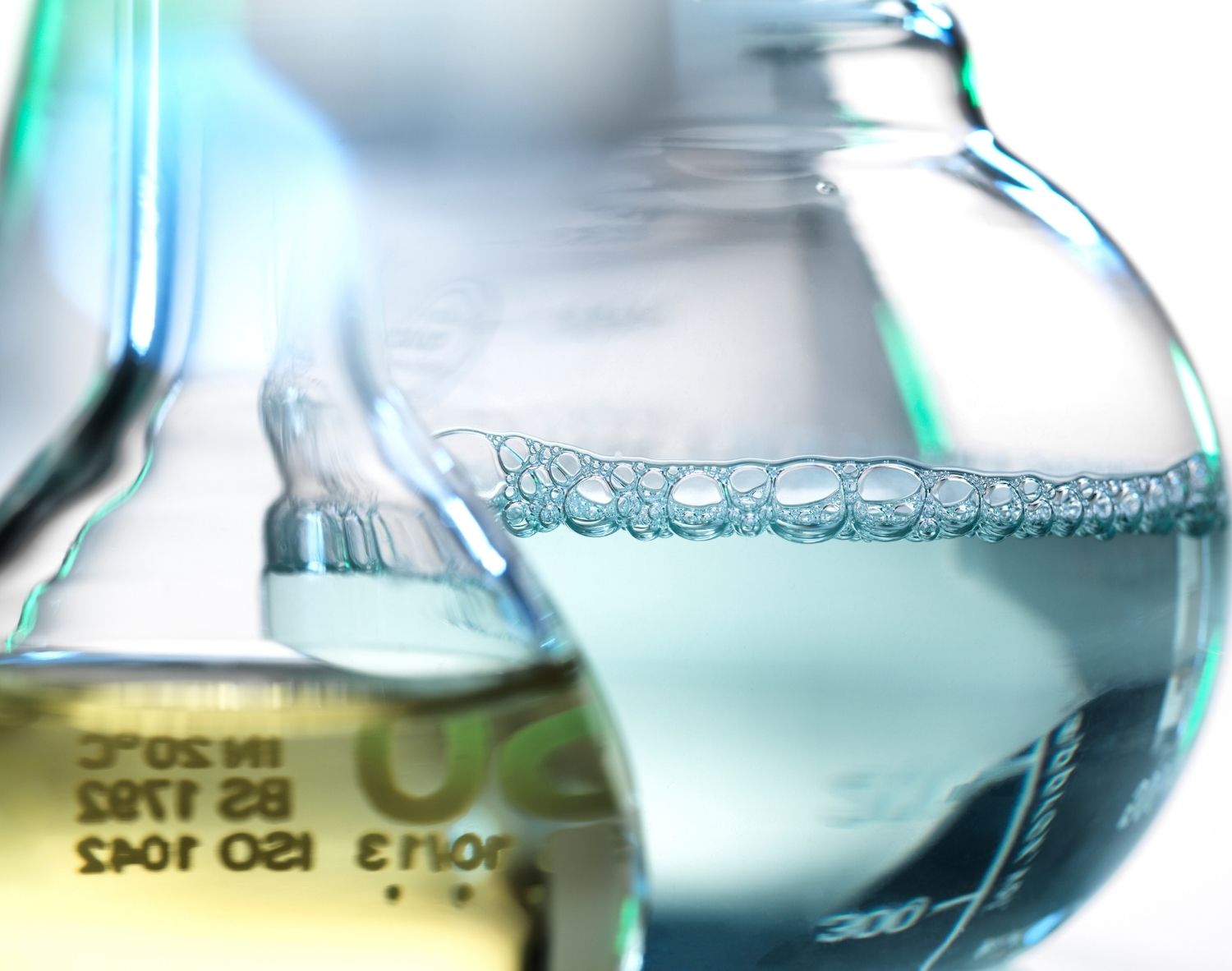 Hidroklorik Asit (HCL), endüstride yaygın olarak kullanılan güçlü bir inorganik asittir. Metal yüzey temizliği, kireç ve tortu giderimi, pH ayarlama ve kimyasal üretim proseslerinde önemli bir rol oynar. Su arıtma tesislerinde alkalinite kontrolü amacıyla da tercih edilmektedir. Endüstriyel standartlara uygun farklı konsantrasyonlarda güvenli şekilde tedarik edilmektedir.